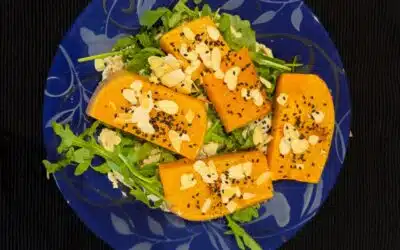 Geroosterde pompoen op een tahini-bedje met Cannellinibonen en kappertjes